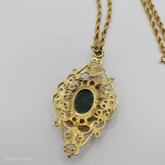 Filigree Pendant With Pearls and Green Gemstone Cabochon Gold Tone rope chain - Picture 4 of 8